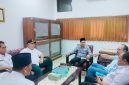 Kepala Biro Kesra NTB H. Amir bersama Kepala Kesbangpoldagri NTB H. Surya Bahari menerima audiensi Pastor Paroki St. Maria Immaculata Mataram RD. Martinus Emanuel Anno dalam rangka memperkuat kerukunan dan toleransi umat beragama di NTB.