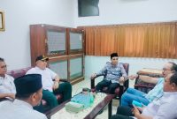 Kepala Biro Kesra NTB H. Amir bersama Kepala Kesbangpoldagri NTB H. Surya Bahari menerima audiensi Pastor Paroki St. Maria Immaculata Mataram RD. Martinus Emanuel Anno dalam rangka memperkuat kerukunan dan toleransi umat beragama di NTB.