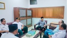Kepala Biro Kesra NTB H. Amir bersama Kepala Kesbangpoldagri NTB H. Surya Bahari menerima audiensi Pastor Paroki St. Maria Immaculata Mataram RD. Martinus Emanuel Anno dalam rangka memperkuat kerukunan dan toleransi umat beragama di NTB.
