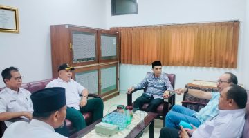 Kepala Biro Kesra NTB H. Amir bersama Kepala Kesbangpoldagri NTB H. Surya Bahari menerima audiensi Pastor Paroki St. Maria Immaculata Mataram RD. Martinus Emanuel Anno dalam rangka memperkuat kerukunan dan toleransi umat beragama di NTB.