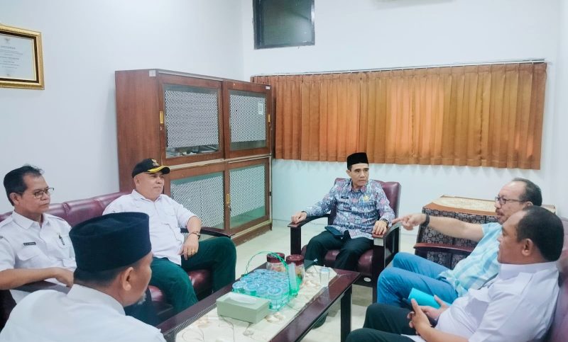 Kepala Biro Kesra NTB H. Amir bersama Kepala Kesbangpoldagri NTB H. Surya Bahari menerima audiensi Pastor Paroki St. Maria Immaculata Mataram RD. Martinus Emanuel Anno dalam rangka memperkuat kerukunan dan toleransi umat beragama di NTB.