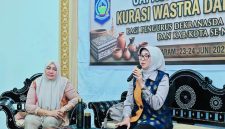 Ketua Dekranasda NTB Sinta M. Iqbal membuka kegiatan Capacity Building Kurasi Wastra dan Kriya di PLUT MUKM NTB guna memperkuat standar kurasi produk tenun dan kerajinan unggulan daerah.