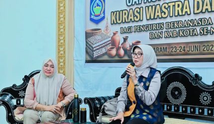 Ketua Dekranasda NTB Sinta M. Iqbal bersama peserta pelatihan kurasi wastra dan kriya dalam upaya meningkatkan kualitas tenun dan kerajinan NTB agar siap menembus pasar global.