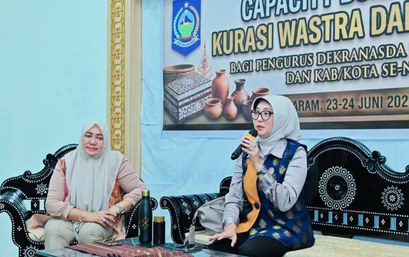 Ketua Dekranasda NTB Sinta M. Iqbal membuka kegiatan Capacity Building Kurasi Wastra dan Kriya di PLUT MUKM NTB guna memperkuat standar kurasi produk tenun dan kerajinan unggulan daerah.