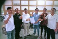 Ketua Umum DPP APPMBGI Abdul Rivai Ras menyerahkan SK kepengurusan DPD I APPMBGI NTB kepada Ketua DPD I NTB H.M. Zaenuddin di Jakarta, disaksikan jajaran pengurus dan pengelola dapur MBG.