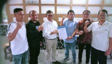 Ketua Umum DPP APPMBGI Abdul Rivai Ras menyerahkan SK kepengurusan DPD I APPMBGI NTB kepada Ketua DPD I NTB H.M. Zaenuddin di Jakarta, disaksikan jajaran pengurus dan pengelola dapur MBG.