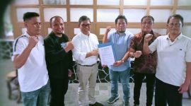 Ketua Umum DPP APPMBGI Abdul Rivai Ras menyerahkan SK kepengurusan DPD I APPMBGI NTB kepada Ketua DPD I NTB H.M. Zaenuddin di Jakarta, disaksikan jajaran pengurus dan pengelola dapur MBG.
