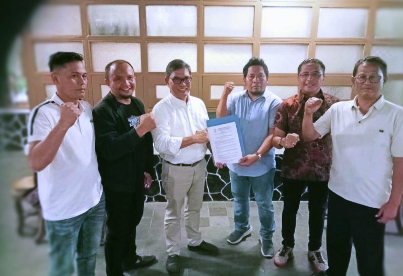 Ketua Umum DPP APPMBGI Abdul Rivai Ras menyerahkan SK kepengurusan DPD I APPMBGI NTB kepada Ketua DPD I NTB H.M. Zaenuddin di Jakarta, disaksikan jajaran pengurus dan pengelola dapur MBG.
