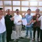 Ketua Umum DPP APPMBGI Abdul Rivai Ras menyerahkan SK kepengurusan DPD I APPMBGI NTB kepada Ketua DPD I NTB H.M. Zaenuddin di Jakarta, disaksikan jajaran pengurus dan pengelola dapur MBG.