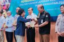 Sekretaris KPU Provinsi NTB Mars Ansori Wijaya menerima penghargaan pengelolaan keuangan terbaik dari Kanwil DJPb NTB dalam kegiatan pemberian penghargaan laporan keuangan tahun 2025 di Aula Mandalika KPPN Mataram.