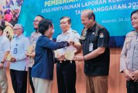 Sekretaris KPU Provinsi NTB Mars Ansori Wijaya menerima penghargaan pengelolaan keuangan terbaik dari Kanwil DJPb NTB dalam kegiatan pemberian penghargaan laporan keuangan tahun 2025 di Aula Mandalika KPPN Mataram.