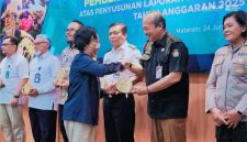 Sekretaris KPU Provinsi NTB Mars Ansori Wijaya menerima penghargaan pengelolaan keuangan terbaik dari Kanwil DJPb NTB dalam kegiatan pemberian penghargaan laporan keuangan tahun 2025 di Aula Mandalika KPPN Mataram.
