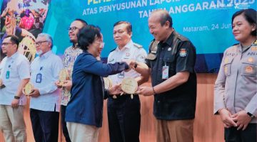 Sekretaris KPU Provinsi NTB Mars Ansori Wijaya menerima penghargaan pengelolaan keuangan terbaik dari Kanwil DJPb NTB dalam kegiatan pemberian penghargaan laporan keuangan tahun 2025 di Aula Mandalika KPPN Mataram.