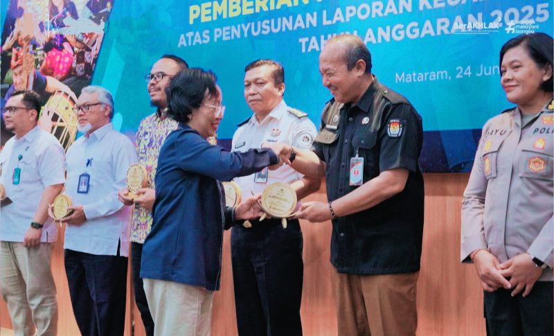 Sekretaris KPU Provinsi NTB Mars Ansori Wijaya menerima penghargaan pengelolaan keuangan terbaik dari Kanwil DJPb NTB dalam kegiatan pemberian penghargaan laporan keuangan tahun 2025 di Aula Mandalika KPPN Mataram.