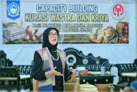 Ketua Dekranasda NTB Sinta M. Iqbal didampingi Ketua Harian Dekranasda NTB H. Lalu Wiranata menutup kegiatan Capacity Building Kurasi Wastra dan Kriya bagi pengurus Dekranasda Provinsi dan Kabupaten/Kota se-NTB di PLUT MUKM NTB, Mataram.