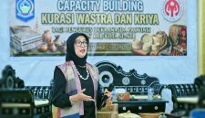 Ketua Dekranasda NTB Sinta M. Iqbal didampingi Ketua Harian Dekranasda NTB H. Lalu Wiranata menutup kegiatan Capacity Building Kurasi Wastra dan Kriya bagi pengurus Dekranasda Provinsi dan Kabupaten/Kota se-NTB di PLUT MUKM NTB, Mataram.