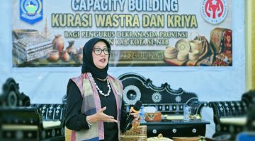 Ketua Dekranasda NTB Sinta M. Iqbal didampingi Ketua Harian Dekranasda NTB H. Lalu Wiranata menutup kegiatan Capacity Building Kurasi Wastra dan Kriya bagi pengurus Dekranasda Provinsi dan Kabupaten/Kota se-NTB di PLUT MUKM NTB, Mataram.