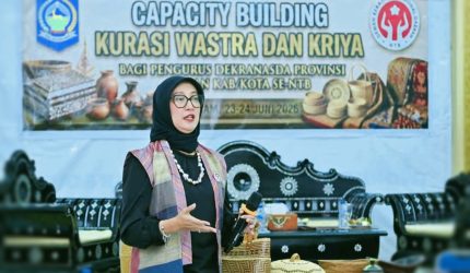 Ketua Dekranasda NTB Sinta M Iqbal menutup pelatihan kurasi wastra dan kriya untuk meningkatkan daya saing tenun dan produk kriya NTB menuju pasar global.