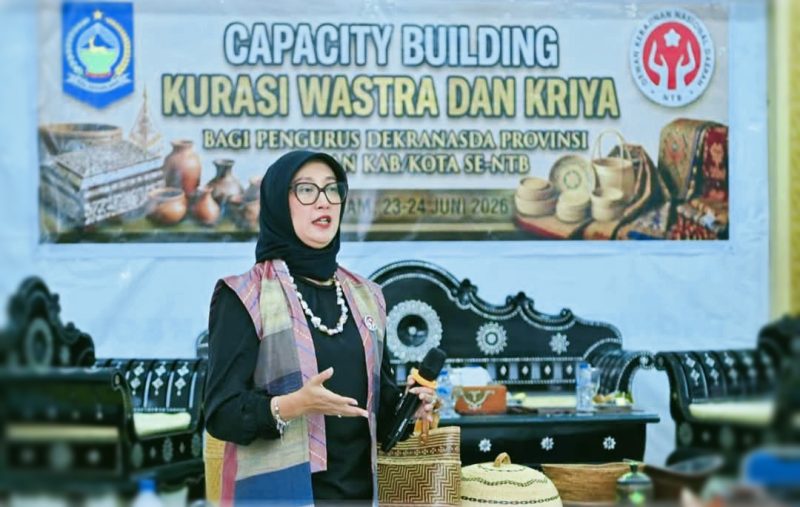Ketua Dekranasda NTB Sinta M. Iqbal didampingi Ketua Harian Dekranasda NTB H. Lalu Wiranata menutup kegiatan Capacity Building Kurasi Wastra dan Kriya bagi pengurus Dekranasda Provinsi dan Kabupaten/Kota se-NTB di PLUT MUKM NTB, Mataram.