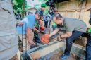 Gubernur NTB H. Lalu Muhamad Iqbal bersama Bupati Lombok Barat H. Lalu Ahmad Zaini (LAZ) bergotong royong membantu pembangunan fasilitas MCK saat kunjungan kerja di Desa Mekarsari, Kecamatan Gunungsari, Lombok Barat.