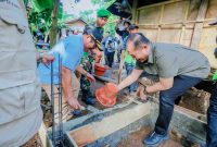Gubernur NTB H. Lalu Muhamad Iqbal bersama Bupati Lombok Barat H. Lalu Ahmad Zaini (LAZ) bergotong royong membantu pembangunan fasilitas MCK saat kunjungan kerja di Desa Mekarsari, Kecamatan Gunungsari, Lombok Barat.