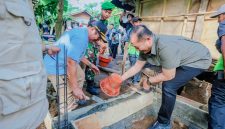 Gubernur NTB H. Lalu Muhamad Iqbal bersama Bupati Lombok Barat H. Lalu Ahmad Zaini (LAZ) bergotong royong membantu pembangunan fasilitas MCK saat kunjungan kerja di Desa Mekarsari, Kecamatan Gunungsari, Lombok Barat.