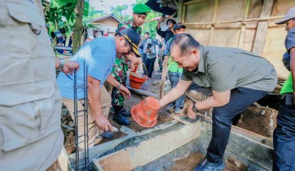 Gubernur NTB Lalu Muhamad Iqbal dan Bupati Lombok Barat LAZ gotong royong membangun MCK untuk warga Desa Mekarsari Kecamatan Gunungsari Lombok Barat.