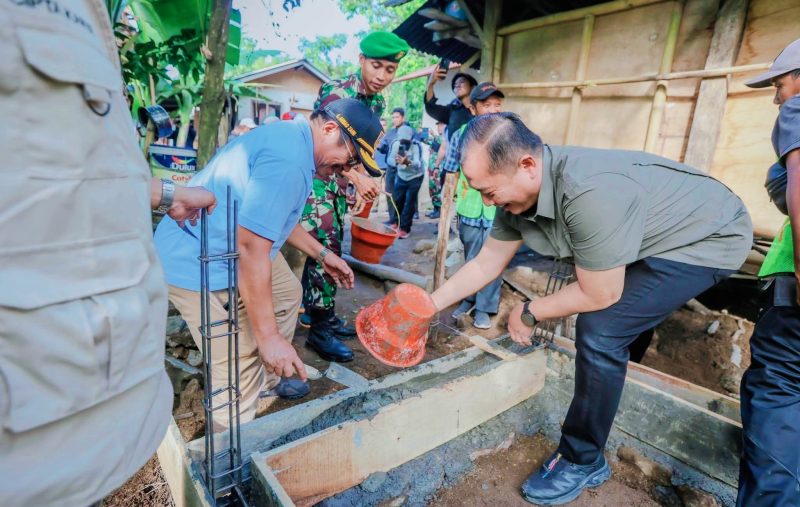 Gubernur NTB H. Lalu Muhamad Iqbal bersama Bupati Lombok Barat H. Lalu Ahmad Zaini (LAZ) bergotong royong membantu pembangunan fasilitas MCK saat kunjungan kerja di Desa Mekarsari, Kecamatan Gunungsari, Lombok Barat.
