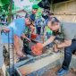 Gubernur NTB H. Lalu Muhamad Iqbal bersama Bupati Lombok Barat H. Lalu Ahmad Zaini (LAZ) bergotong royong membantu pembangunan fasilitas MCK saat kunjungan kerja di Desa Mekarsari, Kecamatan Gunungsari, Lombok Barat.
