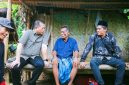 Gubernur NTB H. Lalu Muhamad Iqbal berdialog dengan warga Desa Mekarsari terkait perbaikan infrastruktur jalan, pengentasan kemiskinan ekstrem, dan pengembangan potensi ekonomi Desa.
