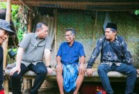 Gubernur NTB H. Lalu Muhamad Iqbal berdialog dengan warga Desa Mekarsari terkait perbaikan infrastruktur jalan, pengentasan kemiskinan ekstrem, dan pengembangan potensi ekonomi Desa.