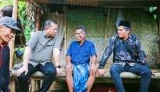 Gubernur NTB H. Lalu Muhamad Iqbal berdialog dengan warga Desa Mekarsari terkait perbaikan infrastruktur jalan, pengentasan kemiskinan ekstrem, dan pengembangan potensi ekonomi Desa.