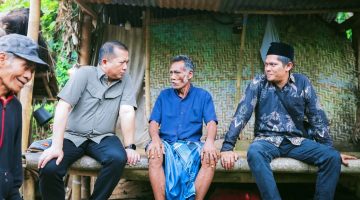 Gubernur NTB H. Lalu Muhamad Iqbal berdialog dengan warga Desa Mekarsari terkait perbaikan infrastruktur jalan, pengentasan kemiskinan ekstrem, dan pengembangan potensi ekonomi Desa.