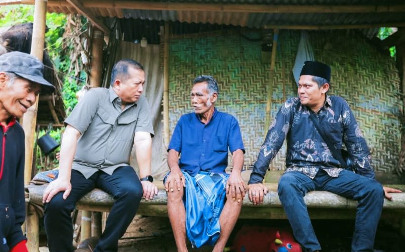 Gubernur NTB H. Lalu Muhamad Iqbal berdialog dengan warga Desa Mekarsari terkait perbaikan infrastruktur jalan, pengentasan kemiskinan ekstrem, dan pengembangan potensi ekonomi Desa.
