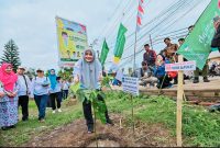 Wakil Gubernur NTB Hj. Indah Dhamayanti Putri bersama Ketua TP PKK NTB Sinta M. Iqbal saat meluncurkan Program BKOW KUAT dan penguatan Desa Berdaya di Lombok Tengah sebagai upaya percepatan penurunan stunting dan kemiskinan ekstrem.