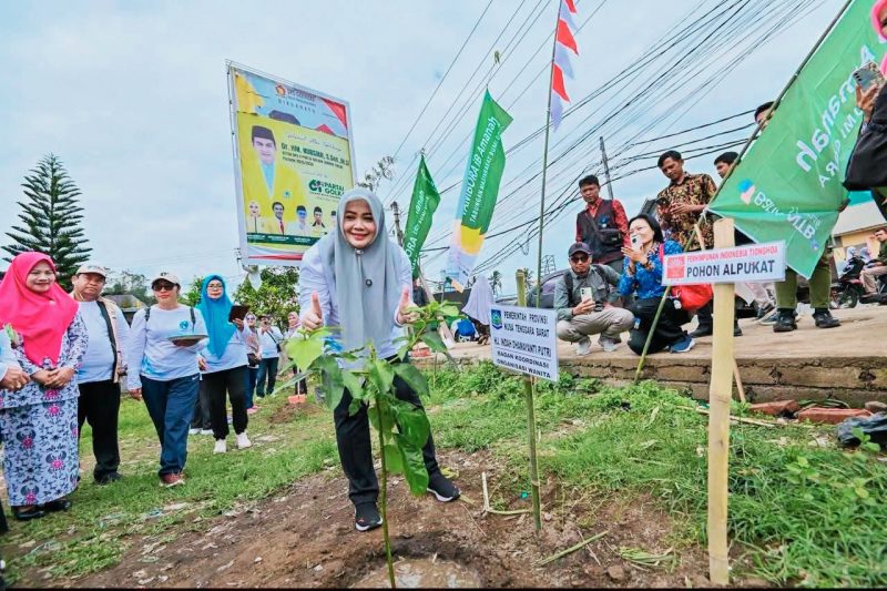 Wakil Gubernur NTB Hj. Indah Dhamayanti Putri bersama Ketua TP PKK NTB Sinta M. Iqbal saat meluncurkan Program BKOW KUAT dan penguatan Desa Berdaya di Lombok Tengah sebagai upaya percepatan penurunan stunting dan kemiskinan ekstrem.