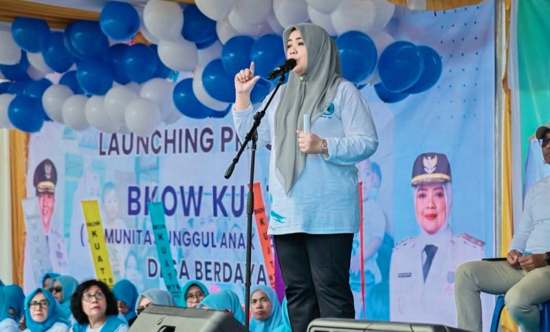 Wakil Gubernur NTB Hj. Indah Dhamayanti Putri bersama Ketua TP PKK NTB Sinta M. Iqbal saat menghadiri penguatan Program Desa Berdaya dan peluncuran BKOW KUAT di Desa Barabali, Lombok Tengah.