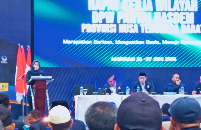 Ketua DPD Partai NasDem Kabupaten Lombok Timur, Nurhasanah, S.Kep, menyampaikan laporan organisasi dalam Rakerwil DPW Partai NasDem NTB dan Pelantikan Pengurus DPD Partai NasDem se-NTB di Hotel Golden Palace, Mataram, Jumat (26/6/2026).