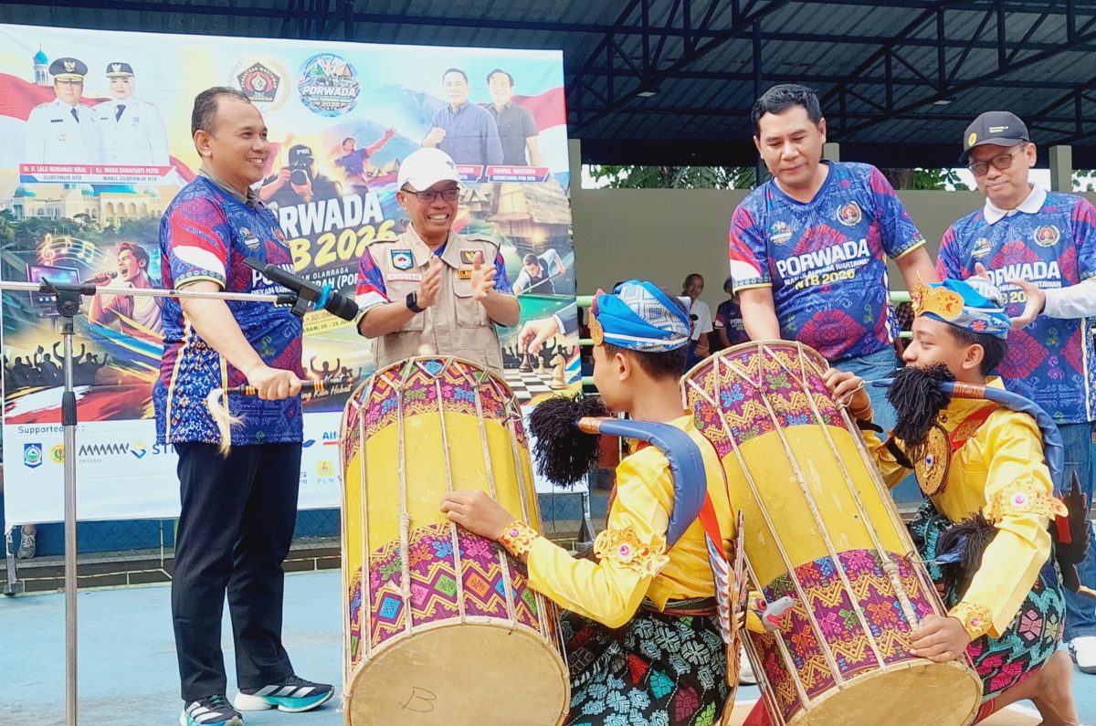 Ketua PWI NTB bersama perwakilan Pemerintah Provinsi NTB, Pemerintah Kota Mataram dan Universitas Mataram saat membuka Porwada PWI NTB 2026 yang diikuti ratusan wartawan dari seluruh kabupaten/kota di NTB.