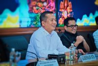 Gubernur NTB Miq Iqbal memberikan arahan kepada para kepala Desa saat kegiatan kemitraan bersama Komisi II DPR RI di Kantor Gubernur NTB. Dalam kesempatan tersebut, Miq Iqbal menegaskan komitmen Pemprov NTB memperkuat pembangunan desa melalui Program Desa Berdaya dengan dukungan anggaran hingga Rp500 juta.