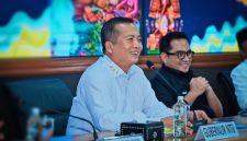 Gubernur NTB Miq Iqbal memberikan arahan kepada para kepala Desa saat kegiatan kemitraan bersama Komisi II DPR RI di Kantor Gubernur NTB. Dalam kesempatan tersebut, Miq Iqbal menegaskan komitmen Pemprov NTB memperkuat pembangunan desa melalui Program Desa Berdaya dengan dukungan anggaran hingga Rp500 juta.