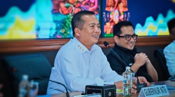 Gubernur NTB Miq Iqbal memberikan arahan kepada para kepala Desa saat kegiatan kemitraan bersama Komisi II DPR RI di Kantor Gubernur NTB. Dalam kesempatan tersebut, Miq Iqbal menegaskan komitmen Pemprov NTB memperkuat pembangunan desa melalui Program Desa Berdaya dengan dukungan anggaran hingga Rp500 juta.