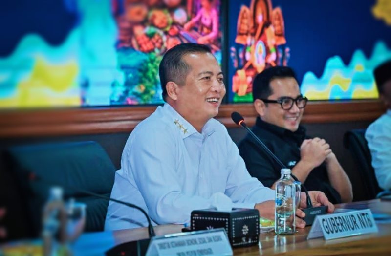 Gubernur NTB Miq Iqbal memberikan arahan kepada para kepala Desa saat kegiatan kemitraan bersama Komisi II DPR RI di Kantor Gubernur NTB. Dalam kesempatan tersebut, Miq Iqbal menegaskan komitmen Pemprov NTB memperkuat pembangunan desa melalui Program Desa Berdaya dengan dukungan anggaran hingga Rp500 juta.
