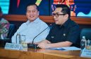 Ketua Komisi II DPR RI Rifqinizamy Karsayuda menyampaikan paparan terkait kondisi fiskal nasional dan dampaknya terhadap pemerintah daerah serta desa saat kegiatan bersama para Kepala Desa di Kantor Gubernur NTB, Jumat (26/6).