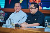 Ketua Komisi II DPR RI Rifqinizamy Karsayuda menyampaikan paparan terkait kondisi fiskal nasional dan dampaknya terhadap pemerintah daerah serta desa saat kegiatan bersama para Kepala Desa di Kantor Gubernur NTB, Jumat (26/6).