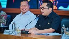 Ketua Komisi II DPR RI Rifqinizamy Karsayuda menyampaikan paparan terkait kondisi fiskal nasional dan dampaknya terhadap pemerintah daerah serta desa saat kegiatan bersama para Kepala Desa di Kantor Gubernur NTB, Jumat (26/6).