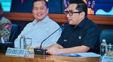 Ketua Komisi II DPR RI Rifqinizamy Karsayuda menyampaikan paparan terkait kondisi fiskal nasional dan dampaknya terhadap pemerintah daerah serta desa saat kegiatan bersama para Kepala Desa di Kantor Gubernur NTB, Jumat (26/6).