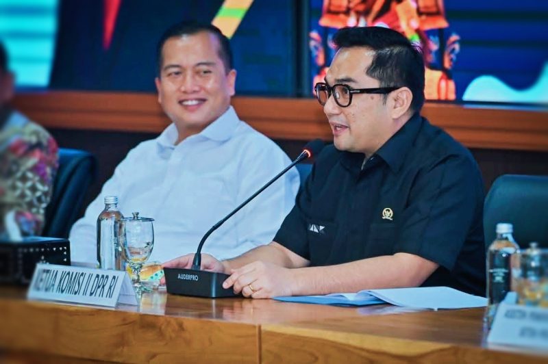 Ketua Komisi II DPR RI Rifqinizamy Karsayuda menyampaikan paparan terkait kondisi fiskal nasional dan dampaknya terhadap pemerintah daerah serta desa saat kegiatan bersama para Kepala Desa di Kantor Gubernur NTB, Jumat (26/6).