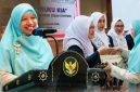 Wakil Bupati Lombok Barat Hj. Nurul Adha bersama Ikatan Bidan Indonesia (IBI) Kabupaten Lombok Barat saat peluncuran Gerakan 1.000 Telur dan Program Pendampingan Bidan dalam rangka memperkuat upaya pencegahan stunting di Aula Kantor Bupati Lombok Barat, Kamis (26/6/2026).