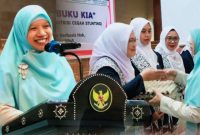 Wakil Bupati Lombok Barat Hj. Nurul Adha bersama Ikatan Bidan Indonesia (IBI) Kabupaten Lombok Barat saat peluncuran Gerakan 1.000 Telur dan Program Pendampingan Bidan dalam rangka memperkuat upaya pencegahan stunting di Aula Kantor Bupati Lombok Barat, Kamis (26/6/2026).
